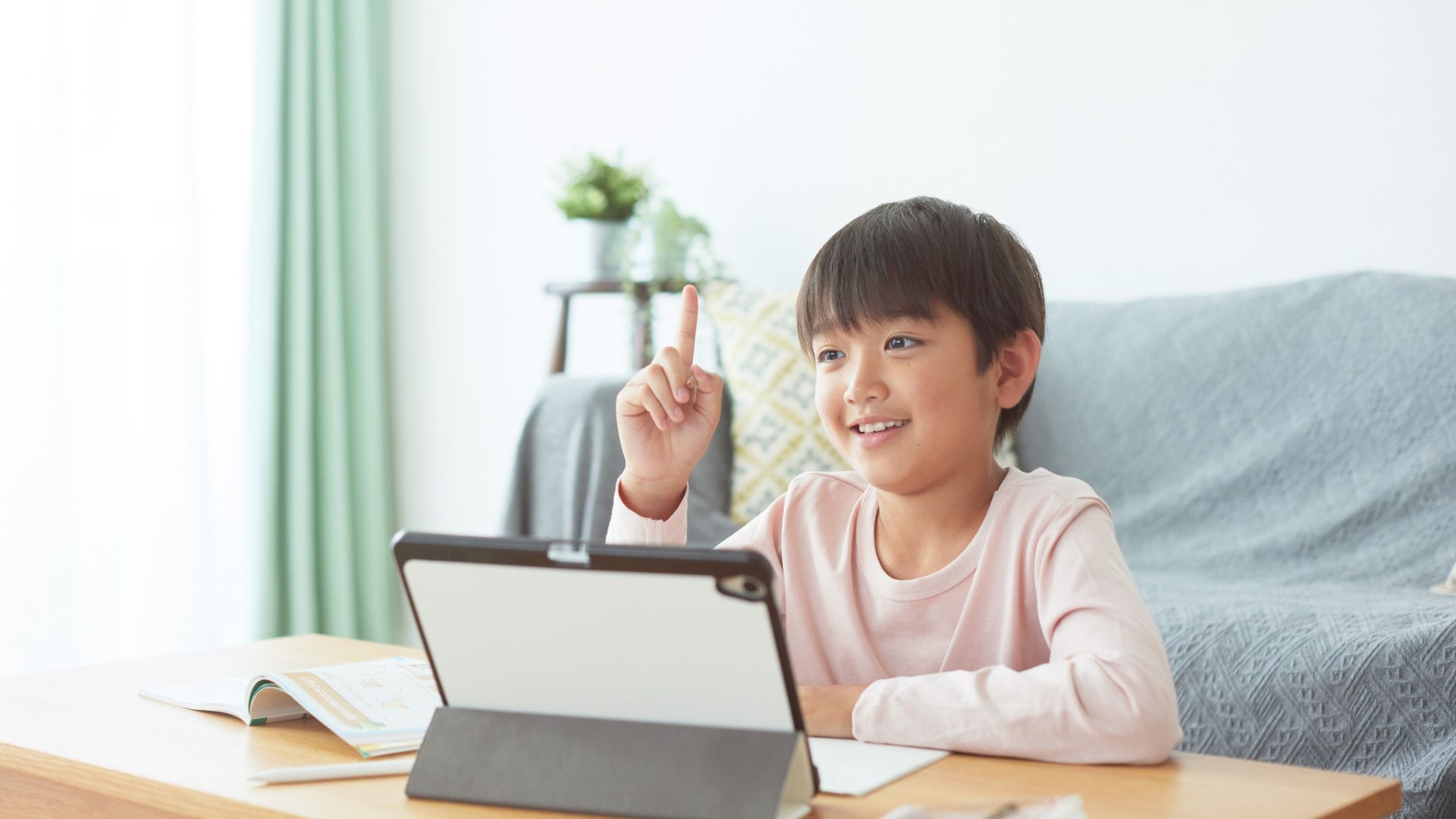 タブレットを使って学ぶ子ども